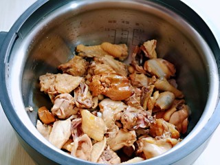 8、白萝卜汽锅鸡,用汤勺翻拌均匀。