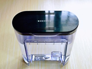 11、白萝卜汽锅鸡,汽锅水箱注满纯净水。