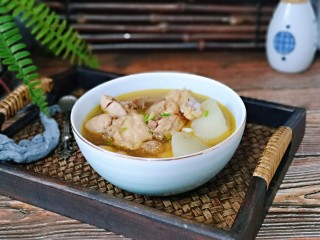 14、白萝卜汽锅鸡,盛出撒上葱花。