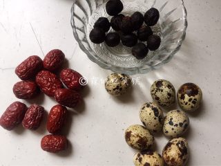 1、桂圆鹌鹑蛋红枣糖水,食材。