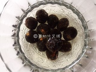2、桂圆鹌鹑蛋红枣糖水,桂圆,不论你是买外面现成剥好的,还是自己剥的,都要清洗一下。