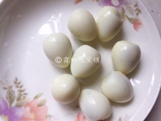 3、桂圆鹌鹑蛋红枣糖水,鹌鹑蛋煮熟后去壳,也要冲洗一下。