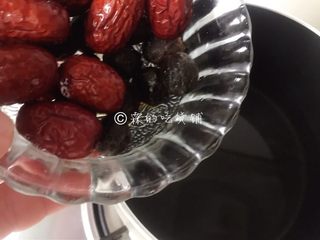 4、桂圆鹌鹑蛋红枣糖水,小锅里放半锅的水,把洗干净的红枣和桂圆先放进去煮。
