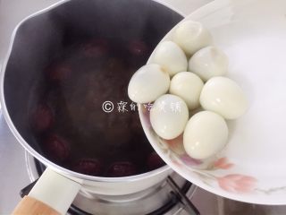 5、桂圆鹌鹑蛋红枣糖水,煮开后,小火慢炖,接着把鹌鹑蛋也放进去。