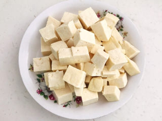 2、豆腐炒鸡蛋,把豆腐切成小丁