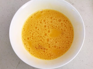 3、豆腐炒鸡蛋,鸡蛋打入碗里，调匀