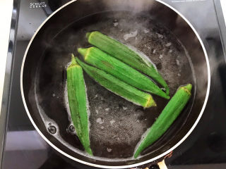 5、豆腐炒鸡蛋,加入秋葵，焯水1分钟