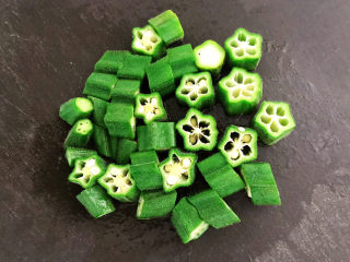 6、豆腐炒鸡蛋,把焯好的秋葵切成小段