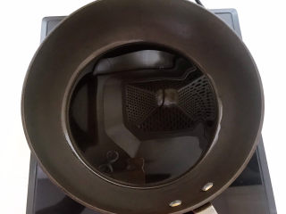 7、豆腐炒鸡蛋,炒锅烧热后加入玉米油