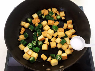 11、豆腐炒鸡蛋,加入精盐