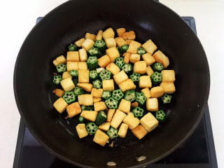 12、豆腐炒鸡蛋,翻炒均匀