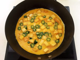 13、豆腐炒鸡蛋,把鸡蛋液倒入锅中