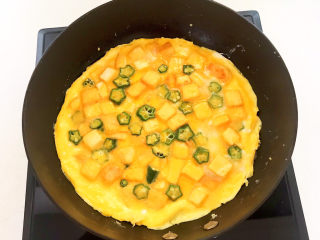 14、豆腐炒鸡蛋,煎至蛋液凝固即可，豆腐炒鸡蛋做好了~