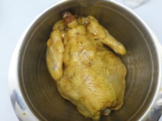 3、烤脆皮鸡,蒜切成片，洋葱切成条，把调好的酱料淋在鸡上