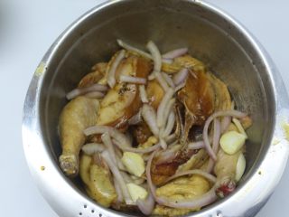 4、烤脆皮鸡,再放入切好的蒜和洋葱，用手按摩几分钟即好