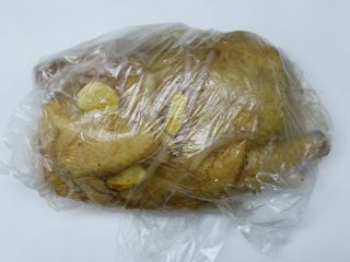5、烤脆皮鸡,装入保鲜袋放入冰箱冷藏隔夜，中途要翻几次面