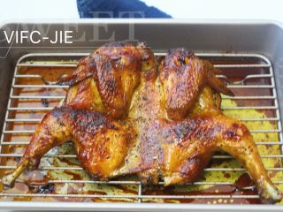 10、烤脆皮鸡,25分钟后，拿出来翻正面继续烤，烤25分钟，然后在最后10分钟刷上蜂蜜水，再撒上一些罗勒碎，再继续烤完就好