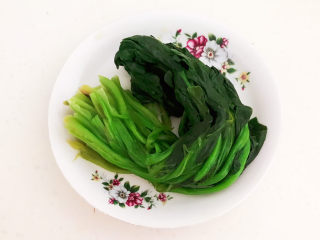 4、菠菜拌花生米,把菠菜捞出来攥干水份