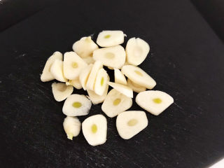 7、菠菜拌花生米,把大蒜切成小片