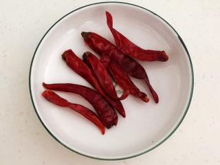 8、菠菜拌花生米,干红辣椒