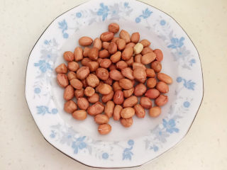 10、菠菜拌花生米,花生米清洗干净，沥干水份
