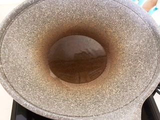 16、菠菜拌花生米,把锅中的玉米油（炒花生米的余油）烧至冒烟