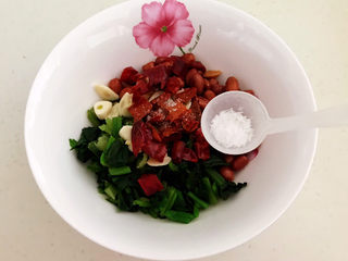 19、菠菜拌花生米,加入味素