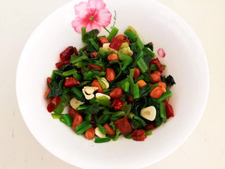 20、菠菜拌花生米,调匀即可，菠菜拌花生米做好了~