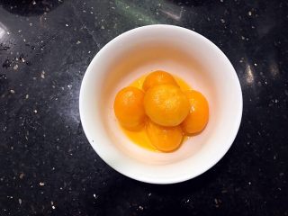 7、金沙奶黄馅(为月饼季而准备),咸蛋黄蒸熟