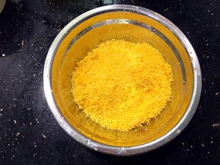 8、金沙奶黄馅(为月饼季而准备),碾碎过筛,备用!