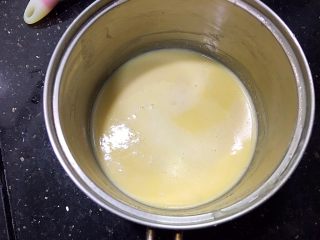 13、金沙奶黄馅(为月饼季而准备),过筛后的面糊是很滑的,没有颗粒的。