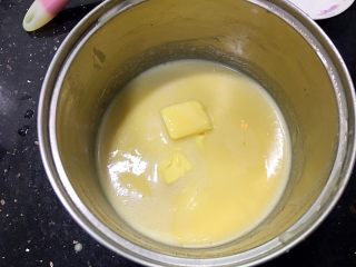 14、金沙奶黄馅(为月饼季而准备),面糊中加入无盐黄油