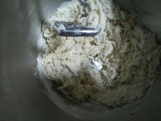 1、咖喱披萨,面粉,水,酵母,糖,盐混合搅拌成絮状,揉成团。由于面粉吸水性不同水不要一次倒入,先倒入大半的水搅成絮状后,摸一下面粉的状态,再确定是不是要增加水。