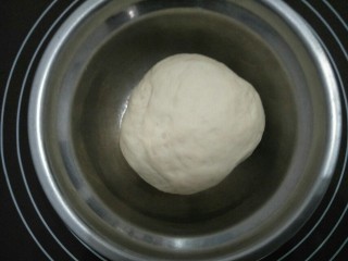 3、咖喱披萨,将面团放入盘中盖布发酵一小时。