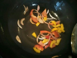 5、咖喱披萨,锅内放油,先放入切碎的洋葱抄出味(长条洋葱留出来待用),再加入其它材料一起抄一下。