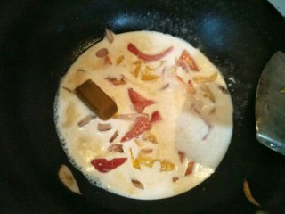 6、咖喱披萨,放入牛奶,一碗水,咖喱一起煮。