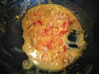 7、咖喱披萨,煮到水份收得差不多,咖喱浓稠即可。