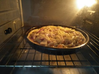 13、咖喱披萨,放入预热好的180度烤箱烤25分钟,烤箱温度根据自家的调节。