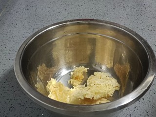 1、银耳小米粥,取干银耳