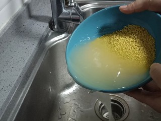 4、银耳小米粥,淘洗干净控水