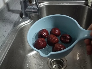 5、银耳小米粥,红枣清洗干净