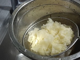 7、银耳小米粥,撕成小朵清洗干净