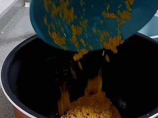 8、银耳小米粥,放入小米