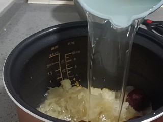 11、银耳小米粥,再加入1000克的清水