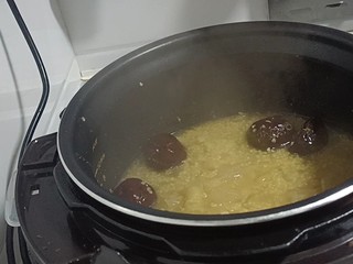 14、银耳小米粥,排压后开盖