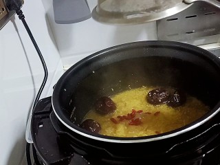 15、银耳小米粥,放入枸杞搅拌均匀