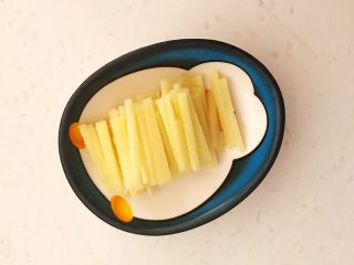 1、山药猪骨汤,鲜姜切成丝