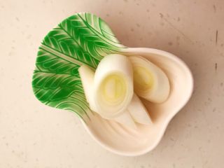 2、山药猪骨汤,大葱切成段