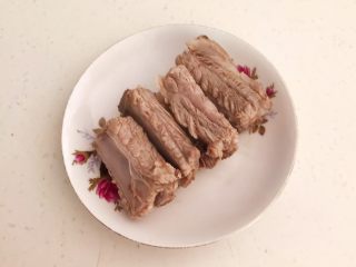 4、山药猪骨汤,把焯好的排骨捞出来，用温水清洗干净