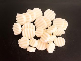 6、山药猪骨汤,把山药用狼牙刀切成7㎜厚的片